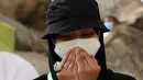 Jemaah haji memanjatkan doa saat menunaikan prosesi wukuf di Padang Arafah, tenggara Kota Suci Mekah, Arab Saudi, Senin (19/7/2021). Wukuf di Padang Arafah dua tahun terakhir berada dalam pembatasan karena pandemi corona virus COVID-19. (FAYEZ NURELDINE/AFP)