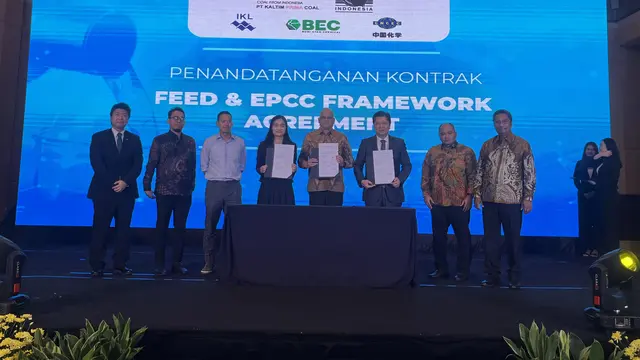 Penandatanganan Kontrak Front-End Engineering Design (FEED) antara PT Bumi Etam Chemical (BEC) dan PT Kaltim Prima Coal (KPC) tanda dimulainya proyek coal-to-methanol. (Liputan6.com/Christian)