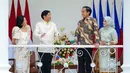 Presiden Indonesia Joko Widodo atau Jokowi (kedua kanan) dan istrinya Iriana (kanan) berbincang dengan Presiden Filipina Ferdinand Marcos Jr (kedua kiri) dan istrinya Madame Louise Araneta Marcos (kiri) saat pertemuan di Istana Kepresidenan Bogor, Bogor, Jawa Barat, Senin (5/9/2022). Ferdinand Marcos Jr resmi menjabat sebagai Presiden Filipina sejak 30 Juni 2022. (AP Photo/Achmad Ibrahim, Pool)