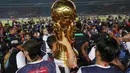 Pemain, anggota tim dan suporter Arema berfoto bersama trofi juara Torabika Bhayangkara Cup 2016 di SUGBK, Jakarta, Minggu (3/4/2016). (Bola.com/Nicklas Hanoatubun)