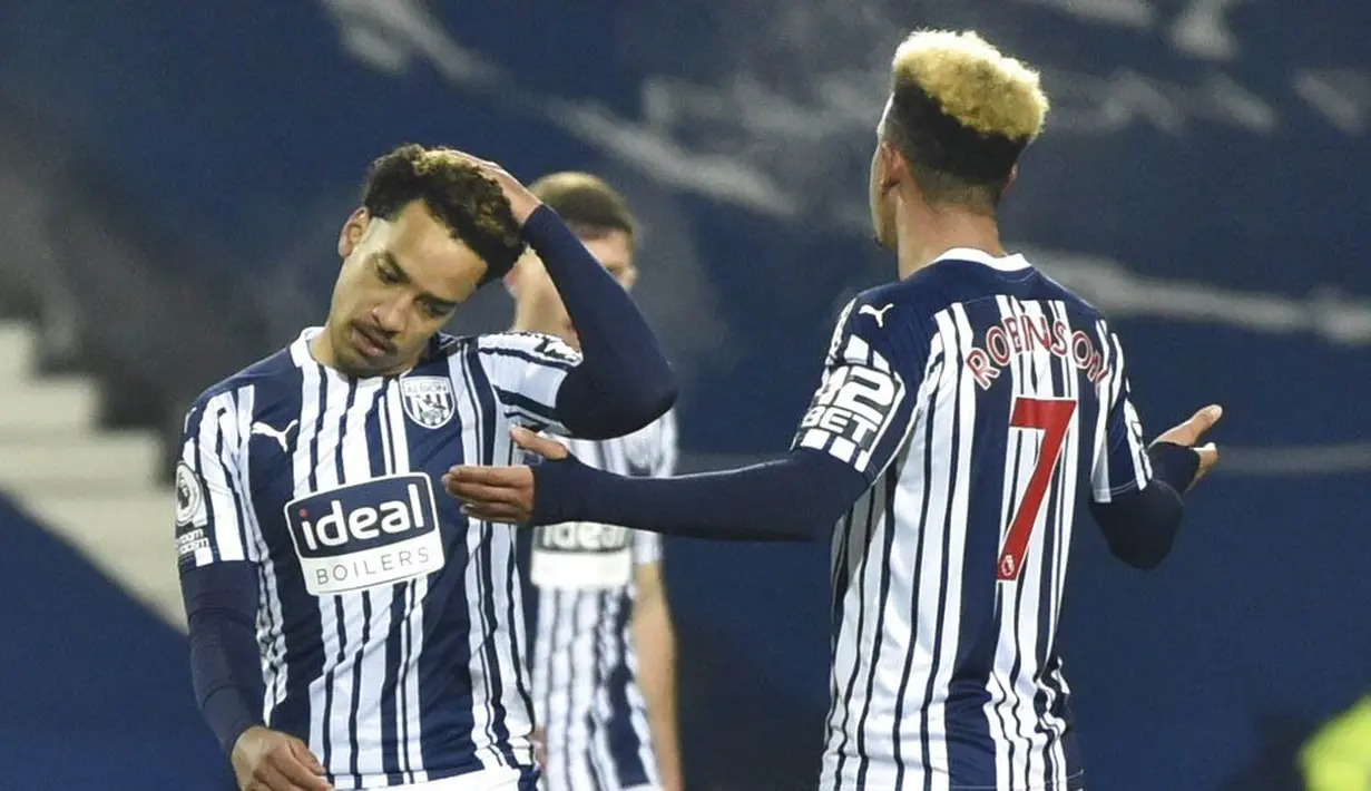 Para pemain West Bromwich Albion tampak kecewa usai ditaklukkan Leeds United pada laga Liga Inggris di Stadion Hawthorns, Selasa (29/12/2020). Leeds menang dengan skor 5-0. (Rui Vieira/Pool via AP)