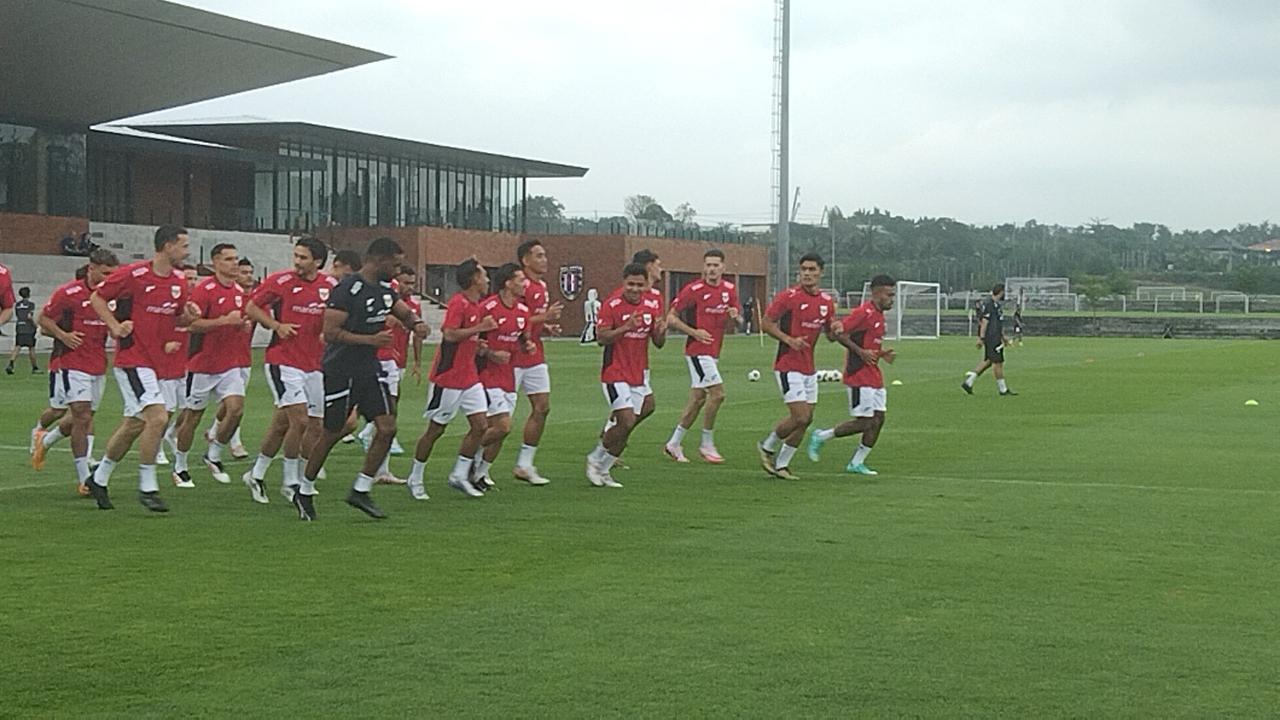 Para pemain Timnas Indonesia saat mengikuti pemusatan latihan di di Bali United Training Center, Selasa (27/5).