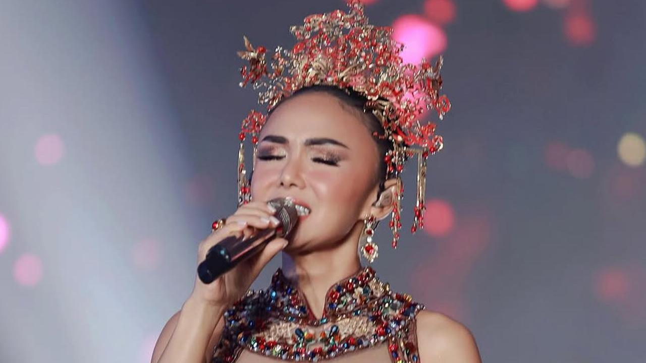 6 Potret Yuni Shara Pakai Gaun Malam saat Manggung, Magis Sang Bintang yang Bersinar Terang