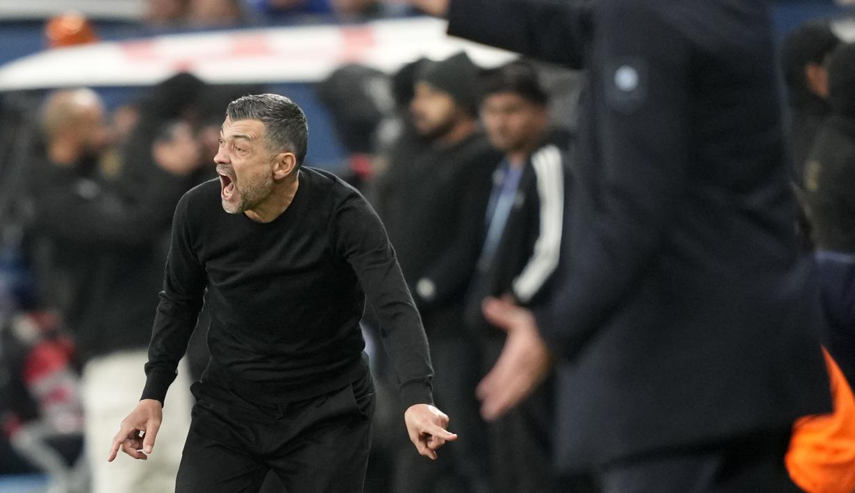 Pelatih AC Milan, Sergio Conceicao memberikan instruksi kepada para pemainnya pada laga final Piala Super Italia 2024/2025 melawan Inter Milan yang berlangsung di Al-Awwal Park, Riyadh, Arab Saudi, Senin (06/01/2025) waktu setempat. (AP Photo/Altaf Qadri)