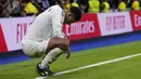 Pemain Real Madrid, Jude Bellingham tertunduk lesu saat laga lanjutan Liga Spanyol 2024/2025 melawan Barcelona di Santiago Bernabeu, Madrid, Spanyol, Minggu (27/10/2024) WIB. (AP Photo/Manu Fernandez)