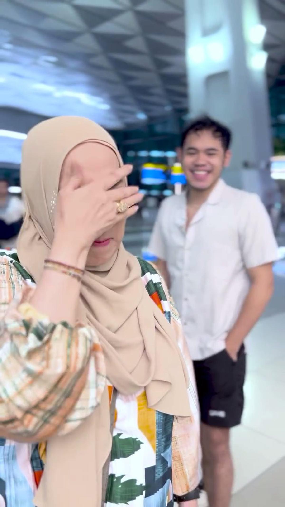 Momen Dewi Yull Antarkan Surya Sahetapy Kembali ke Amerika, Berusaha Tegar Tapi Mewek Juga