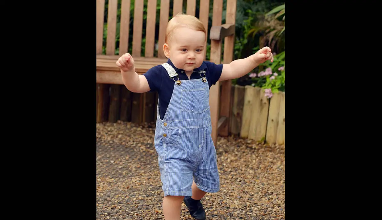 Dengan rambut warna pirangnya, Royal baby ini sangat menggemaskan saat bermain di Museum Sejarah Alam, London, Inggris, Rabu (2/7/14).(REUTERS/John Stillwell)
