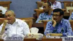 Gubernur Sumsel, Alex Noerdin (kiri) bersama Wagub DKI Jakarta, Djarot Syaiful Hidayat saat mengikuti Rapat Dengar Pendapat (RDP) dengan Komisi X DPR di Kompleks Parlemen, Senayan, Jakarta, Senin (25/4). (Liputan6.com/Johan Tallo)