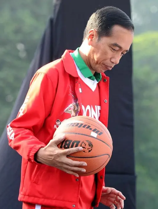 "Tadi ada tambahan satu dari Palembang, saya kira sangat bagus dari sepak takraw. Alhamdulillah jadi total peraihan medali 31 emas," ujar Jokowi. (instagram/jokowi)