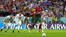 Bruno Fernandes. Gelandang serang Timnas Portugal berusia 28 tahun ini sukses membuat satu gol lewat eksekusi penalti di Piala Dunia 2022 pada matchday kedua Grup H menghadapi Timnas Uruguay (28/11/2022) yang berkesudahan 2-0 untuk kemenangan Portugal. Penalti terjadi pada masa injury time babak kedua saat Portugal sudah unggul 1-0. (AP/Petr David Josek)