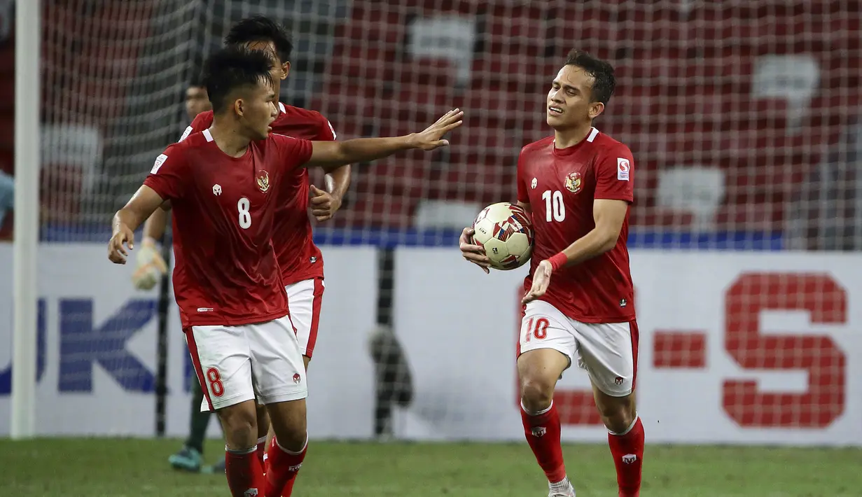 Timnas Indonesia baru berhasil menyamakan skor 2-2 pada menit ke-80. Gol penyeimbang dicetak Egy Maulana Vikri. (AP/Suhaimi Abdullah)