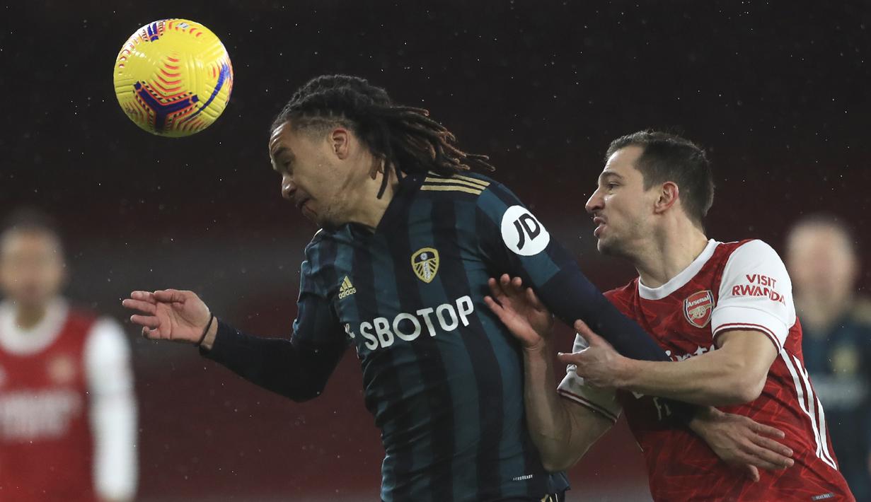 Gelandang Leeds United, Helder Costa (kiri) menguasai bola dibayangi bek Arsenal, Cedric Soares dalam laga lanjutan Liga Inggris 2020/21 pekan ke-24 di Emirates Stadium, London, Minggu (14/2/2021). Leeds United kalah 2-4 dari Arsenal. (AP/Adam Davy/Pool)