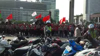 Ratusan buruh masih melakukan demonstrasi di Bundara Hotel Indonesia (HI) hingga sore ini.