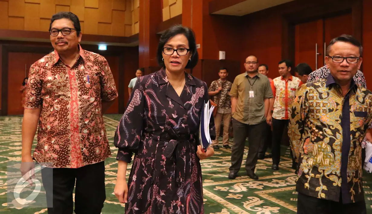 Menkeu Sri Mulyani Indrawati (tengah) jelang memberikan keterangan terkait hasil Tax Amnesty tahap I di Kemenkeu, Jakarta, Jumat (14/10). Kemenkeu berencana mendata jumlah PNS yang ada di Indonesia. (Liputan6.com/Angga Yuniar)