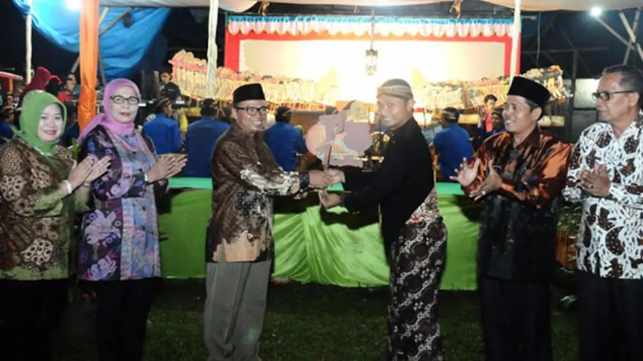 Warga Transmigran Sitiung Melepas Rindunya Menonton Wayang Kulit
