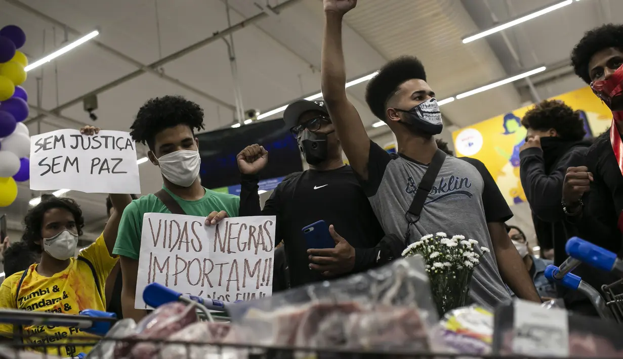 Aktivis termasuk anggota Black Lives Matter berdemonstrasi di dalam supermarket Carrefour menentang pembunuhan pria kulit hitam Joao Alberto Silveira Freitas di Carrefour yang berbeda malam sebelumnya, di Rio de Janeiro, Brasil (20/11/2020). (AP Photo/Bruna Prado)