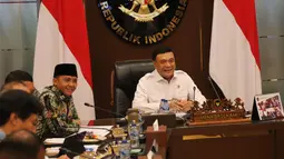 Menteri Koordinator Bidang Politik dan Keamanan (Menko Polkam) Djamari Chaniago didampingi Menteri Kehutanan Raja Juli Antoni  saat rapat koordinasi (rakor) penanganan kebakaran hutan dan lahan (karhutla) di Jakarta, Senin, 10 Agustus 2026. (KLY/Arie Basuki)