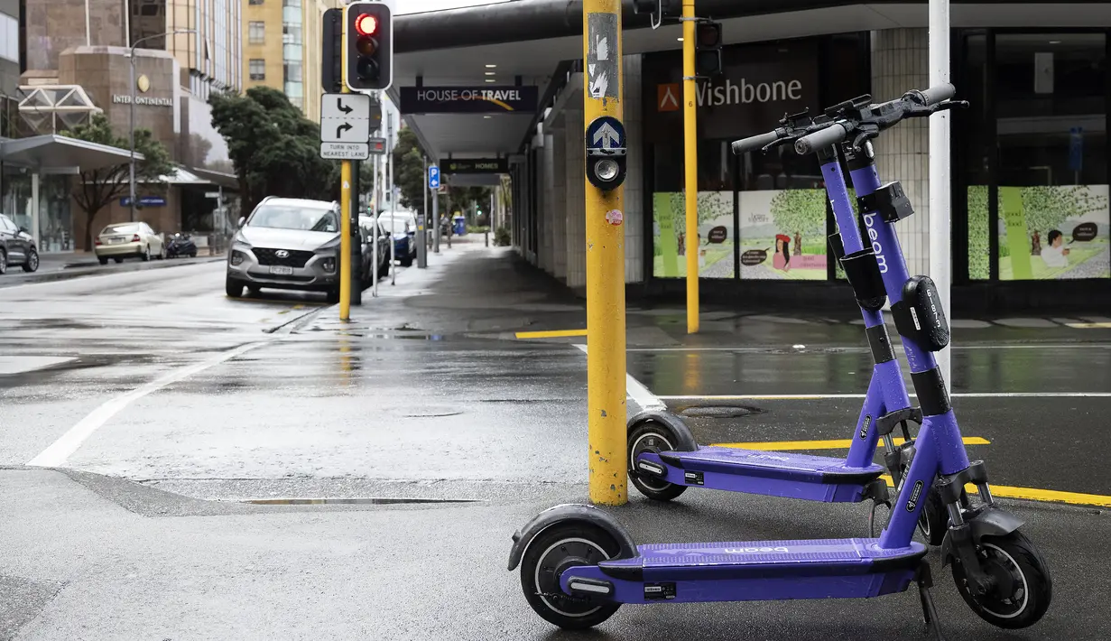 Jalan-jalan kosong selama penguncian atau lockdown nasional di Wellington, Rabu (18/8/2021). Perdana Menteri Selandia Baru Jacinda Ardern pada Selasa (17/8), menempatkan negaranya di bawah lockdown nasional selama tiga hari setelah satu kasus baru COVID-19 muncul di Auckland. (Marty MELVILLE/AFP)