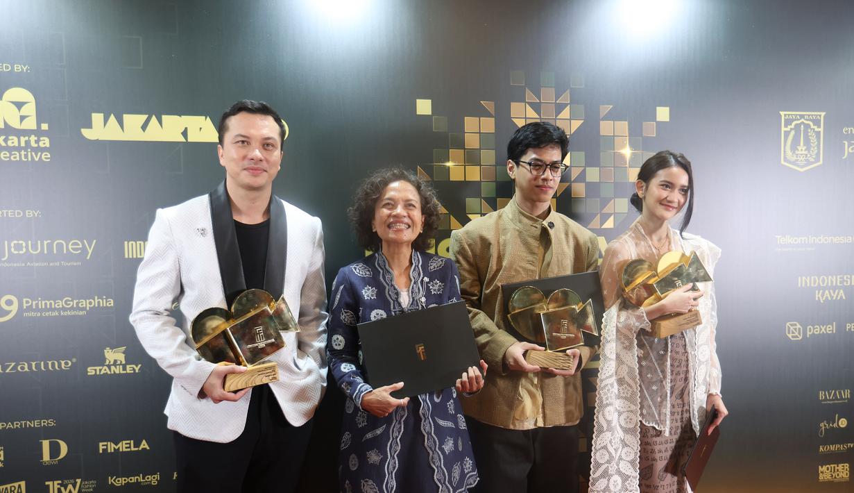 Nicolas Saputra, Mira Lesmana, El Putra Sarira dan Leya Princy (kiri ke kanan) berfoto bersama Piala Citra FFI pada malam penganugerahan di Taman Ismail Marzuki (TIM) Jakarta pada Kamis (20/11/2025) malam. (Kapanlagi.com/Budy Santoso)