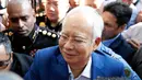 Mantan Perdana Menteri Najib Razak memasuki gedung kantor Komisi Anti-Korupsi Malaysia (MACC) untuk menjalani pemeriksaan di Putrajaya, Selasa (22/5). Najib Razak tiba di KPK Malaysia disambut puluhn pendukungnya di depan pintu masuk. (AP/Sadiq Asyraf)