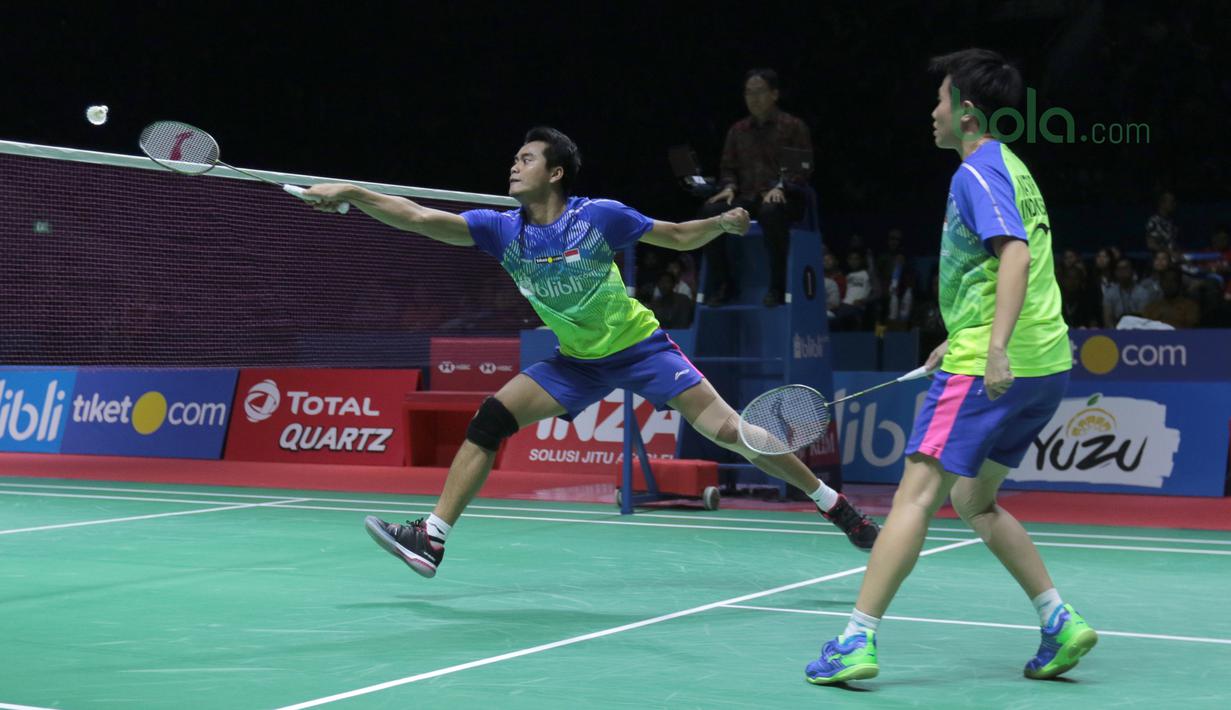 Aksi Tontowi Ahmad/Lilyana Natsir melawan Hafiz Faizal/Gloria Emanuelle pada semifinal Indonesia Open 2018 di Istora Senayan, Jakarta, (7/6/2018). Tontowi/Liliyana menang 21-18, 21-8. (Bola.com/Nick Hanoatubun)