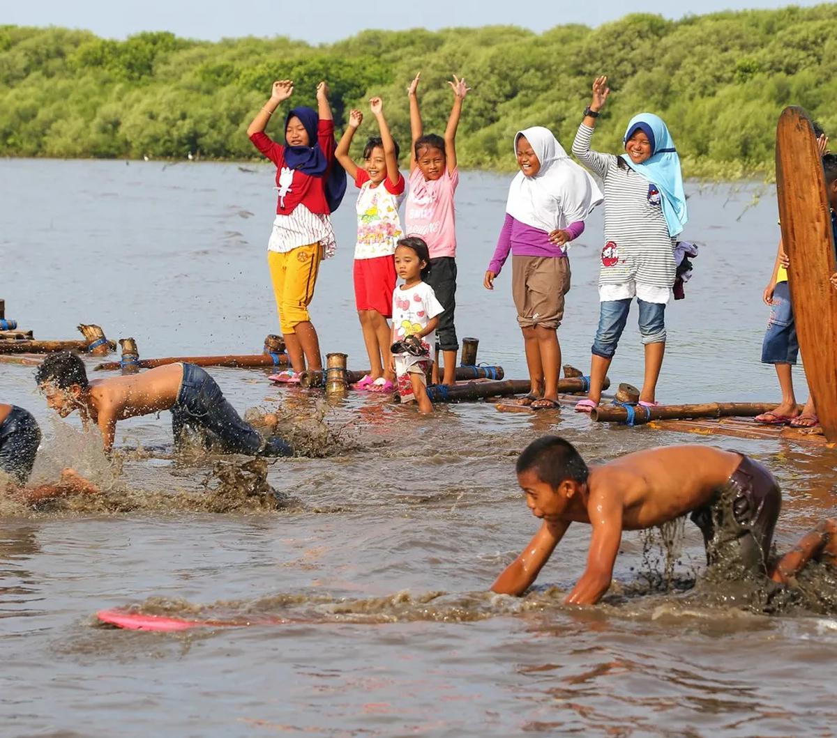 Tradisi Skilot di Pasuruan dilaksanakan setiap Lebaran Ketupat. Skilot dapat diartikan berselancar di atas lumpur. Dahulu, kegiatan ini dilakukan nelayan daerah pesisir untuk mencari ikan, kerang. Kini menjadi olahraga, permainan tradisional dan tradisi d