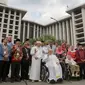 Pemimpin Takhta Suci Vatikan Paus Fransiskus (tengah depan) berfoto bersama dengan Imam Besar Masjid Istiqlal Nasaruddin Umar dan tamu undangan lainnya di Masjid Istiqlal, Jakarta, Kamis (5/9/2024). (Liputan6.com/Herman Zakharia)