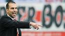 Pelatih VfB Stuttgart, Markus Babbel memberi instruksi buat pasukannya ketika berhadapan dengan FC Koln dalam lanjutan Bundesliga di Stuttgart pada 19 September 2009. AFP PHOTO/TORSTEN SILZ