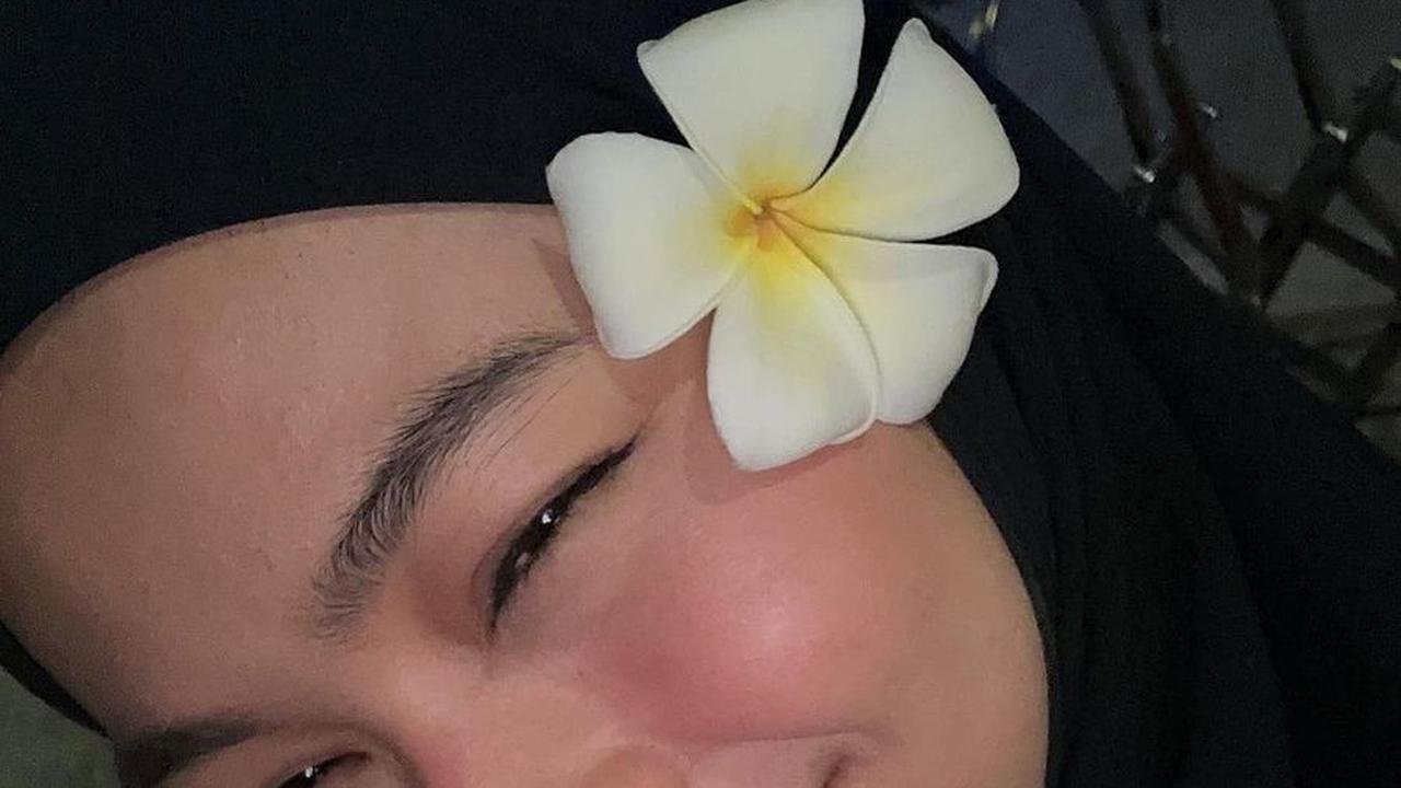 Dengan Riasan Bunga di Telinganya
