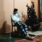 Jokowi terlihat duduk seorang diri di teras rumah ibunda di Solo, Jawa Tengah. Jokowi langsung bertolak dari Jakarta begitu mengetahui ibunda meninggal dunia. (Ist)