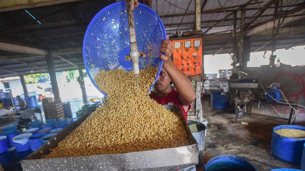 FOTO: Harga Kedelai Impor Naik Produsen Tahu Kurangi Ukuran Produk