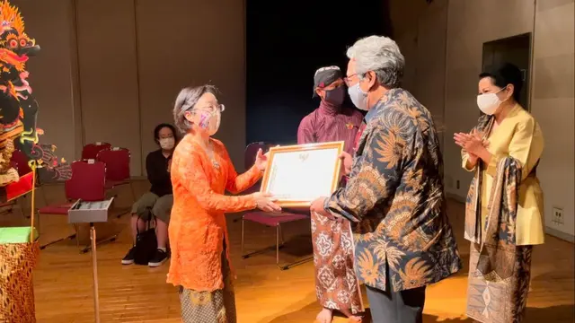 Dubes RI untuk Jepang Heri Akhmadi berikan penghargaan kepada Ibu Kayo Kimura pimpinan grup Gamelan Jepang Lambangsari di Tokyo Sabtu (12/6).