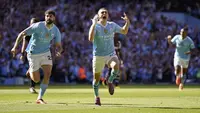 Selebrasi Phil Foden usai mencetak gol untuk Manchester City ke gawang West Ham dalam laga pekan terakhir Premier League 2023/2024 di Etihad Stadium, Minggu (19/5/2024) malam WIB. (AP/Dave Thompson)
