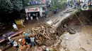 Tim SAR gabungan TNI, Polri, dan relawan membersihkan material longsor usai banjir bandang menerjang Kampung Cibuntu, Desa Pasawahan, Kecamatan Cicurug, Sukabumi, Selasa (22/9/2020). Banjir mengakibatkan puluhan bangunan rusak berat, 12 rumah hanyut, dan dua korban hilang. (merdeka.com/Arie Basuki)