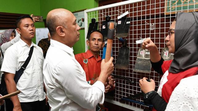 Menteri Koperasi dan UKM Teten Masduki memastikan, para perajin logam dan las di Pulau Jawa mampu memenuhi kebutuhan cangkul di dalam negeri.