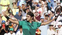 Roger Federer rayakan kemenangan atas Tomas Berdych pada perempat final Miami Open Jumat (31/3/2017) pagi WIB. (AP Photo/Wilfredo Lee)