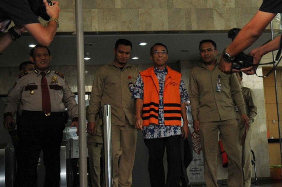 Usai diperiksa KPK, Jero Wacik umbar senyuman