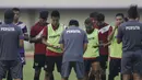 Para pemain Persita Tangerang berdoa usai latihan di Stadion Sport Center, Tangerang, Selasa (28/5). Latihan ini persiapan jelang laga Liga 2 2019. (Bola.com/Vitalis Yogi Trisna)