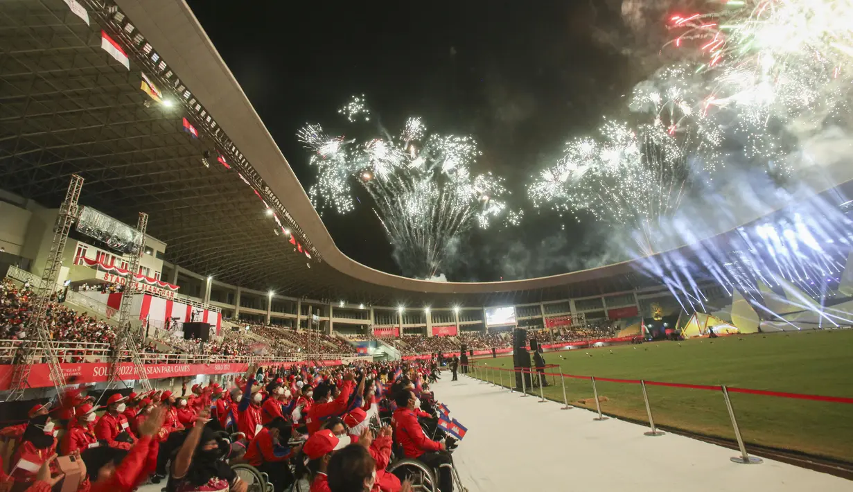 Pertunjukan kembang api saat Upacara Penuntupan ASEAN Para Games 2022 di Stadion Manahan, Solo, Jawa Tengah, Sabtu (6/8/2022). Tuan rumah Indonesia menjadi juara umum pada ASEAN Para Games 2022 tersebut. (FOTO: Dok. ASEAN Para Sports Federation)