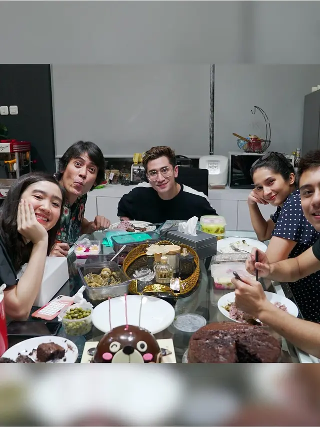 6 Potret Perayaan Ultah Riza Syah, Verrell Bramasta dan Febby Rastanty Beri Kejutan