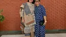 Sri Mulyani tampil dengan kebaya kurung brokat warna coklat. Kebayanya kemudian dipadukan songket warna senada sebagai bawahan dan selendang.