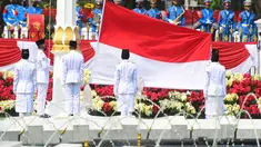 Pasukan Pengibar Bendera Pusaka (Paskibraka) bersiap mengibarkan Bendera Merah Putih saat saat upacara peringatan HUT ke-76 RI di Istana Merdeka, Selasa (17/8/2021). (Foto:Muchlis Jr-Biro Pres Sekretariat Presiden)