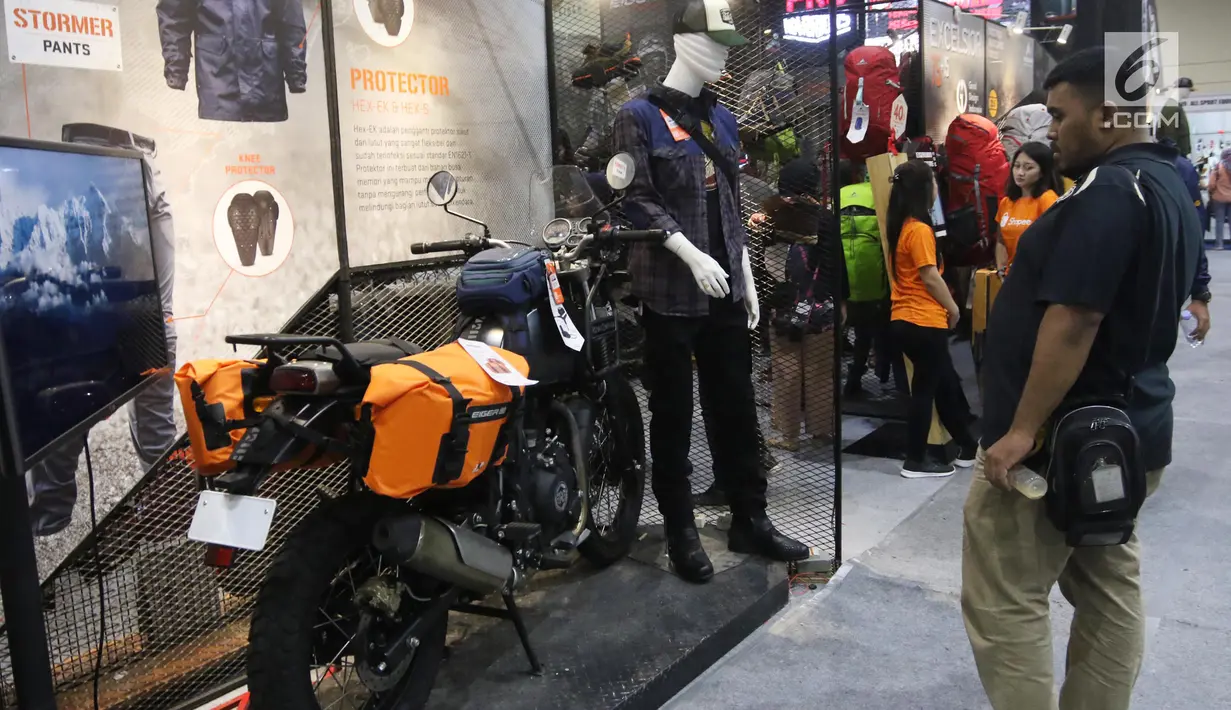 Pengunjung melihat produk kegiatan luar ruang dalam Pameran Indonesia Outdoor Festival (Indofest) 2018 di JCC Senayan, Jakarta, Jumat (4/5). Pameran Indofest berlangsung 3-6 Mei 2018. (Liputan6.com/Arya Manggala)