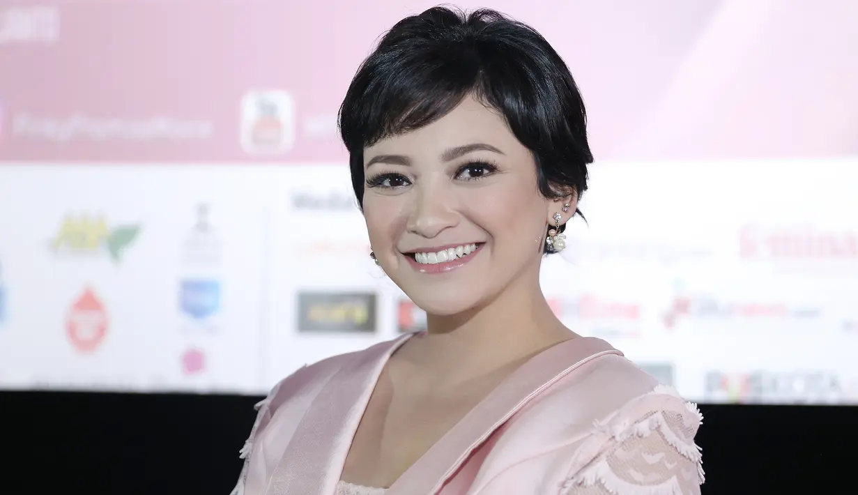 Demi totalitas karakter penderita kanker, Agni Pratistha rela memangkas habis rambutnya. Meski itu bukan yang diwajibkan oleh sutradaranya. Apalagi rambut bisa dikatakan sebagai mahkota wanita. (Galih W. Satria/Bintang.com)