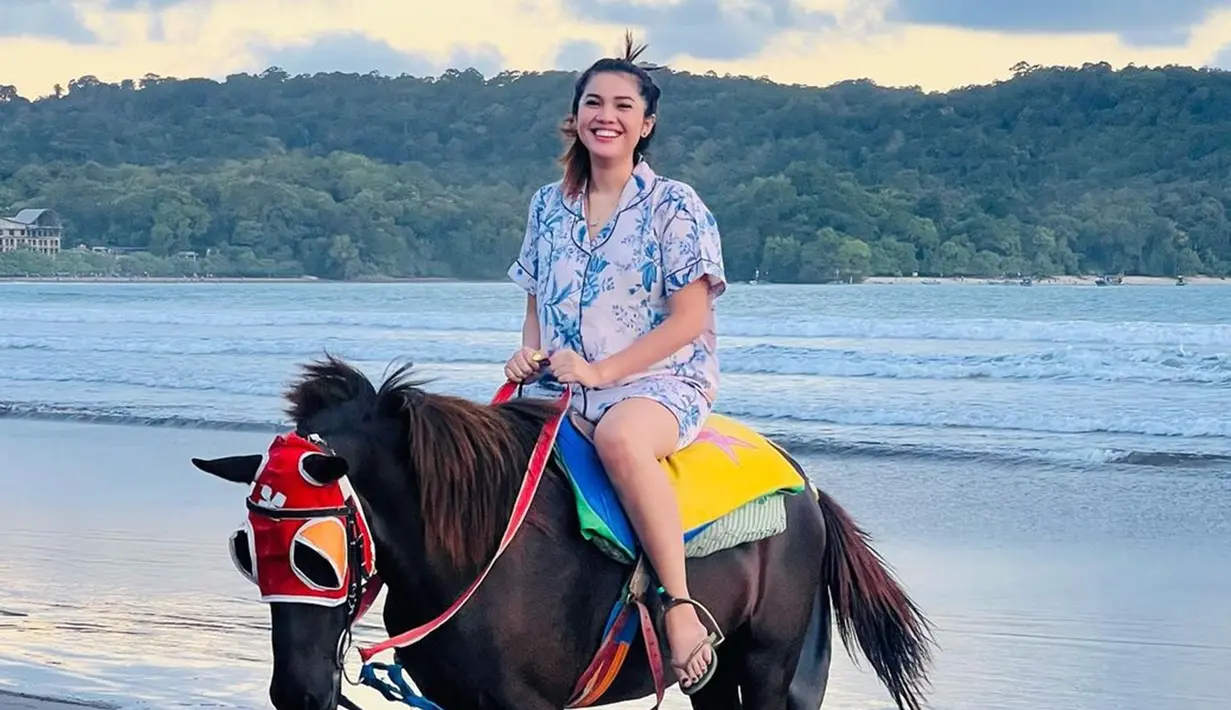 Tampil sederhana dengan piyama yang warnanya senada dengan laut, artis dengan nama lengkap Raya Nur Fitri Rahmadiana ini tetap terlihat cantik. Meski tak memoles wajahnya dengan makeup, tak mengurangi pesona yang dipancarkan oleh lawan main Stefan William di sinetron Anak Langit ini. (Liputan6.com/IG/@rayanurfitrird)