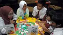 Sejumlah siswa sekolah dasar mengikuti Boardgames Antikorupsi di Auditorium KPK, Jakarta, Jumat (15/4). KPK menganggap bermain merupakan cara yang menyenangkan dan efektif untuk mendidik tanpa mengenal usia. (Liputan6.com/Helmi Afandi)