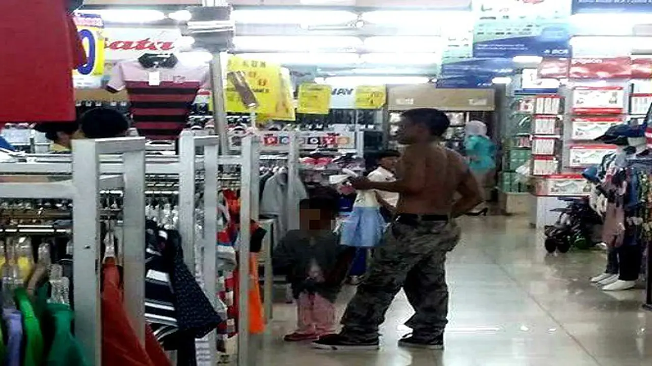 Foto Bapak Tak Pakai Baju Masuk Pusat Perbelanjaan Jadi Viral
