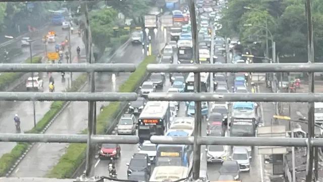 Hujan yang mengguyur Jakarta pada Selasa (19/8/2025) pagi, membuat kemacetan terjadi berbagai ruas jalan.