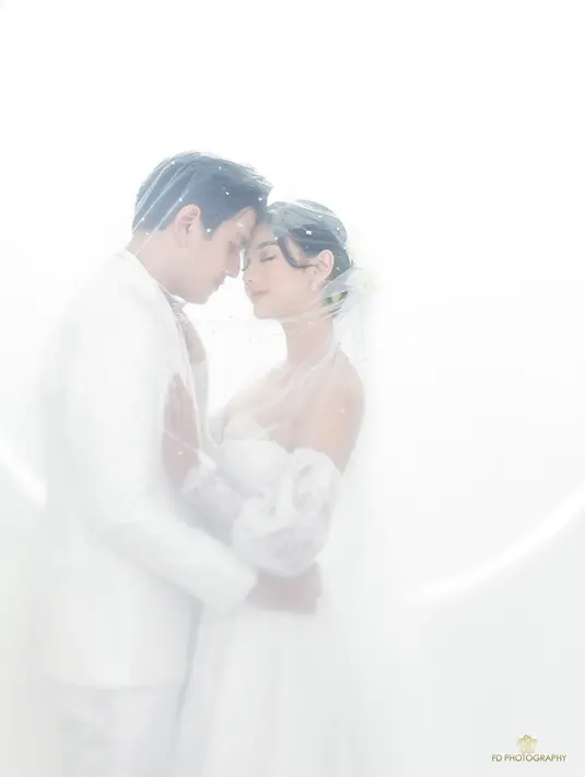 Bagian lengan berbentuk puffed yang menerawang, sama seperti gaun pengantin yang dipakainya di resepsi pernikahan [@fdphotography90]