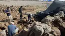 Para arkeolog bekerja di bangunan berbenteng berusia 3.000 tahun di Dataran Tinggi Golan yang diduduki Israel pada 11 November 2020. Otoritas Kepurbakalaan Israel mengatakan tim arkeolog Israel telah menemukan sebuah bangunan berbenteng berusia 3.000 tahun. (Xinhua/JINI/Ayal Margolin)